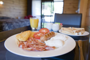 Lockwood Manor Motel Breakfast300 x 200